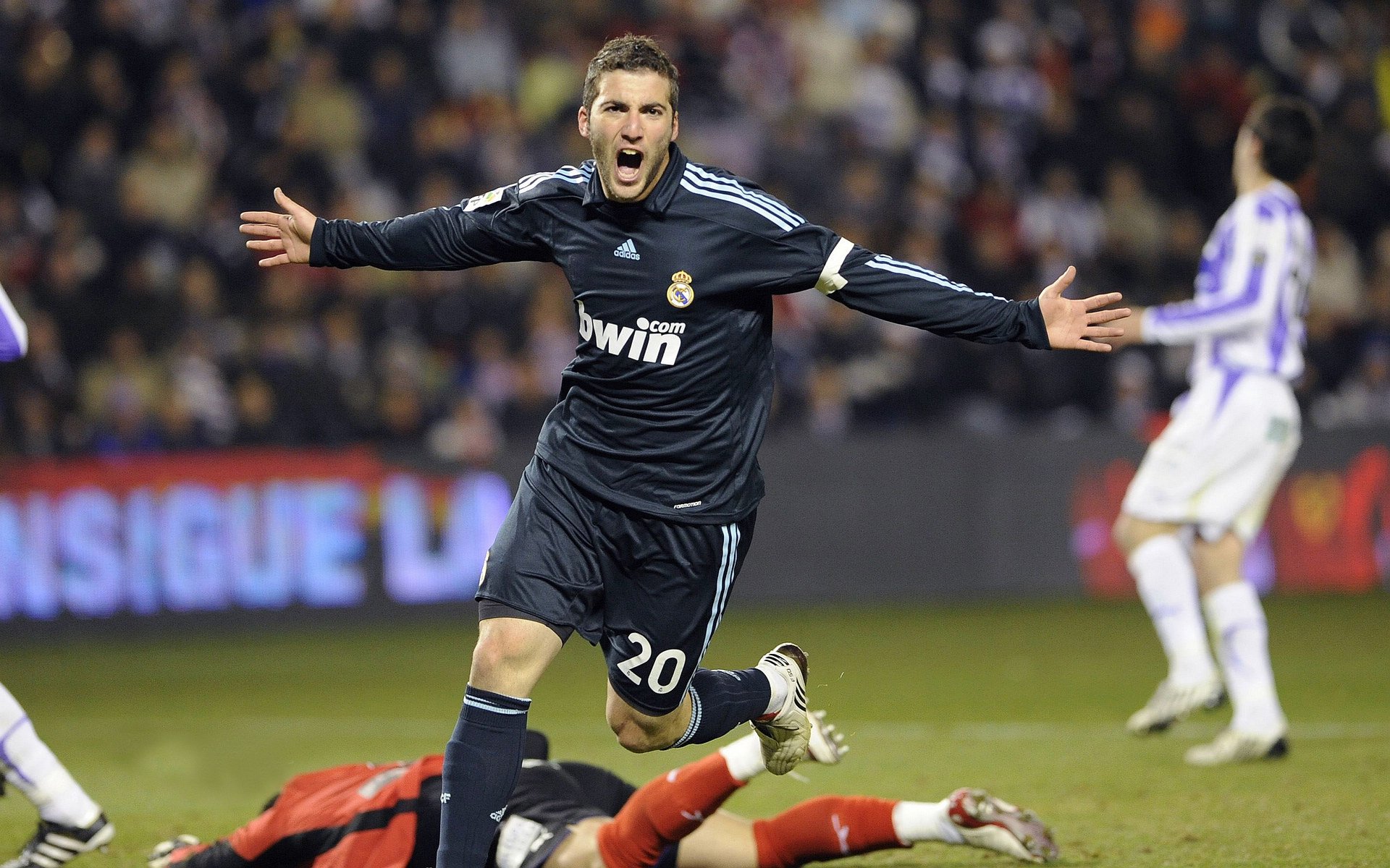 瓜达拉哈拉主场迎战阿尔阿赫利,德比战备受关注,瓜达拉哈拉球衣