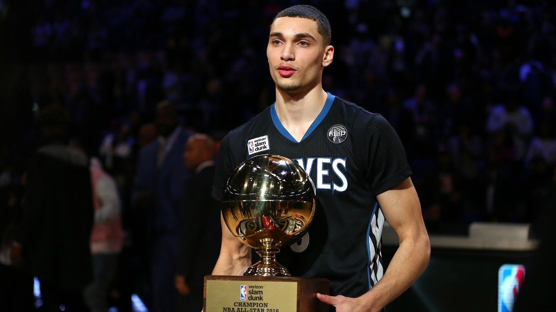 球迷狂热：现场氛围最震撼的比赛回顾，球迷视频